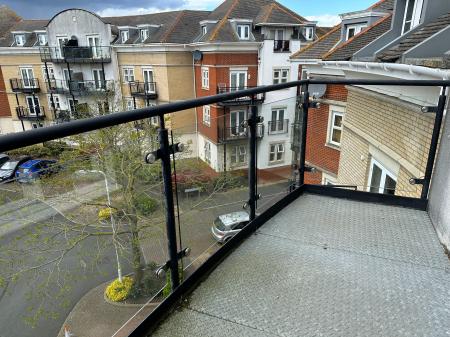 2 bedroom Flat to let in Critchley Avenue, Dartford, DA1