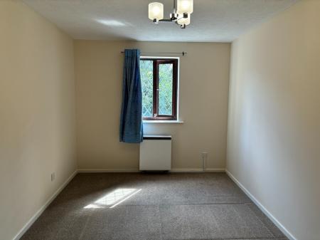 2 bedroom Flat to let in Frobisher Road, Bexley, Erith, DA8