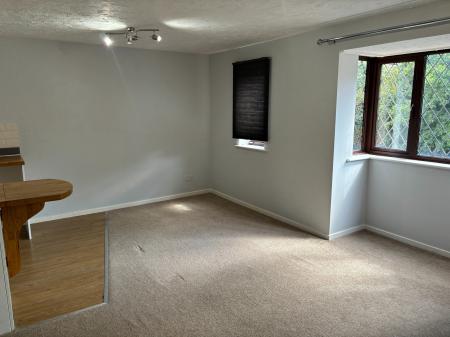 2 bedroom Flat to let in Frobisher Road, Bexley, Erith, DA8