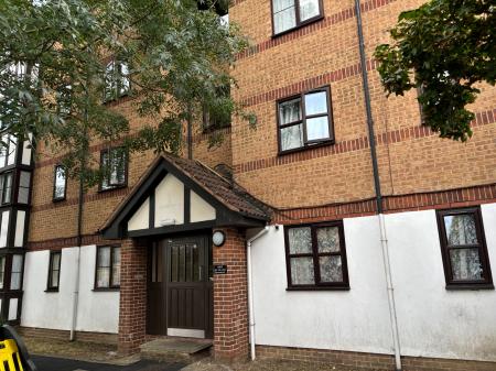 2 bedroom Flat to let in Frobisher Road, Bexley, Erith, DA8