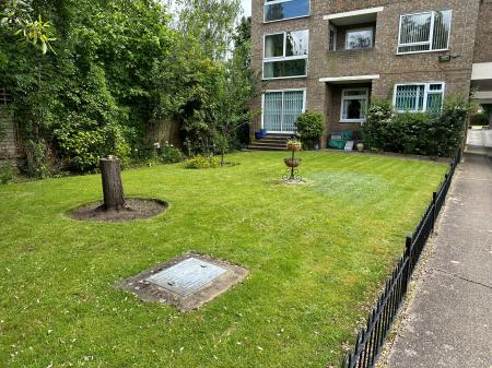 3 bedroom Flat to let in The Park, Bexley, Sidcup, DA14