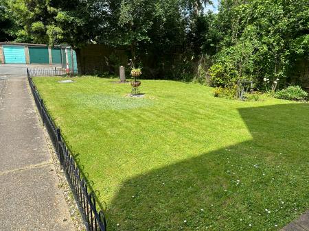 3 bedroom Flat to let in The Park, Bexley, Sidcup, DA14