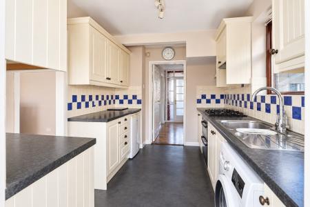 3 bedroom Semi-detached house to let in Woodview Road, Swanley, BR8