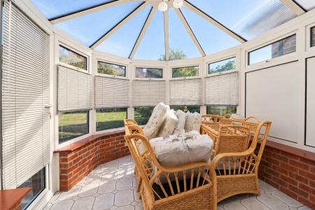 3 bedroom Semi-detached house to let in Woodview Road, Swanley, BR8