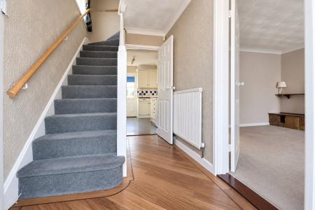 3 bedroom Semi-detached house to let in Woodview Road, Swanley, BR8