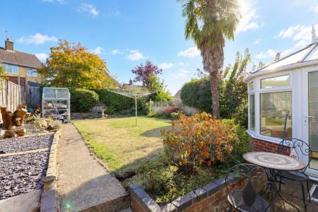 3 bedroom Semi-detached house to let in Woodview Road, Swanley, BR8