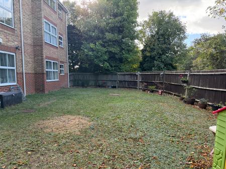 2 bedroom Flat to let in Mounts Road, Greenhithe, DA9