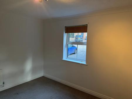 2 bedroom Flat to let in Mounts Road, Greenhithe, DA9