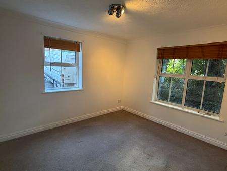 2 bedroom Flat to let in Mounts Road, Greenhithe, DA9