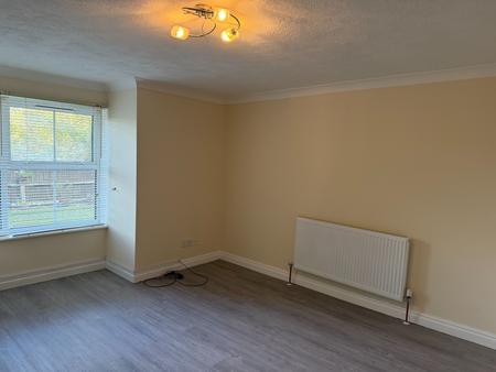 2 bedroom Flat to let in Mounts Road, Greenhithe, DA9