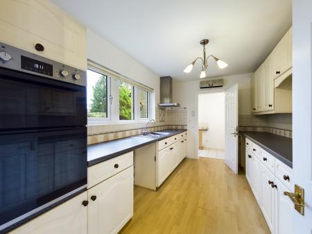4 bedroom Detached house to let in Woodlands Drive, Skipton, BD23