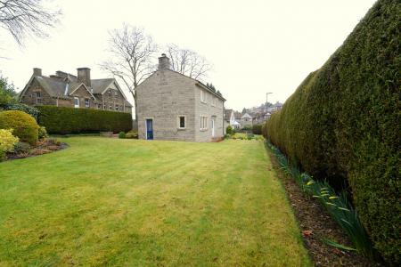 4 bedroom Detached house to let in Woodlands Drive, Skipton, BD23
