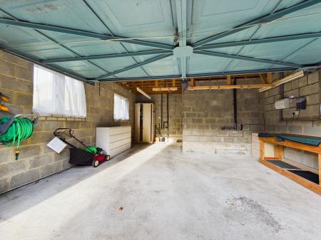 4 bedroom Detached house to let in Woodlands Drive, Skipton, BD23