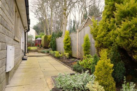 4 bedroom Detached house to let in Woodlands Drive, Skipton, BD23