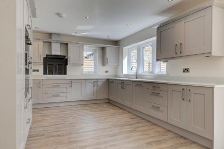 4 bedroom Detached house to let in Higher Raikes Drive, Skipton, BD23