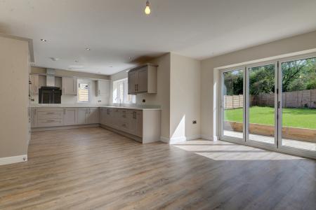 4 bedroom Detached house to let in Higher Raikes Drive, Skipton, BD23