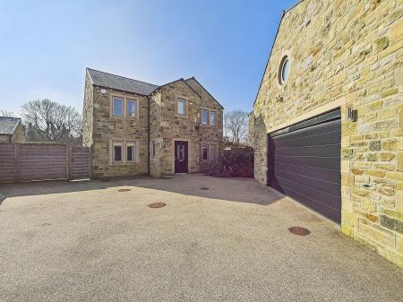 4 bedroom Detached house to let in Higher Raikes Drive, Skipton, BD23