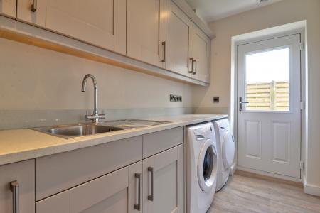 4 bedroom Detached house to let in Higher Raikes Drive, Skipton, BD23