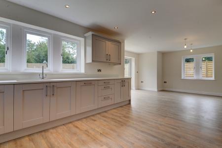 4 bedroom Detached house to let in Higher Raikes Drive, Skipton, BD23