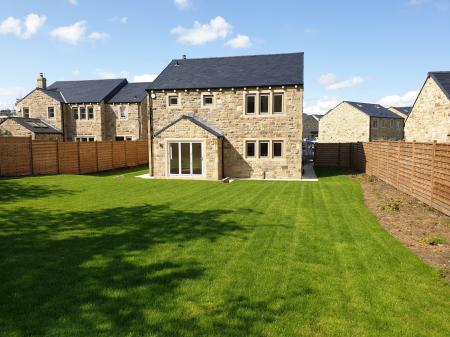 4 bedroom Detached house to let in Higher Raikes Drive, Skipton, BD23