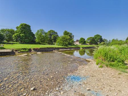 2 bedroom Terraced House to let in River Place, Gargrave, BD23
