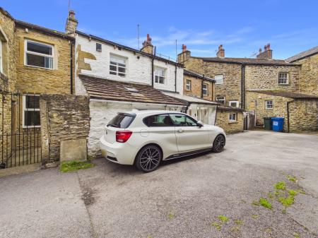 3 bedroom Flat to let in Water Street, Skipton, BD23