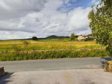 4 bedroom Semi-detached house to let in Brackenley Lane, Embsay, BD23