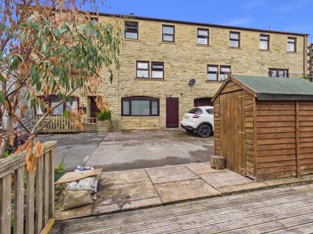 4 bedroom Town house to let in Crossley Place, Skipton, BD23
