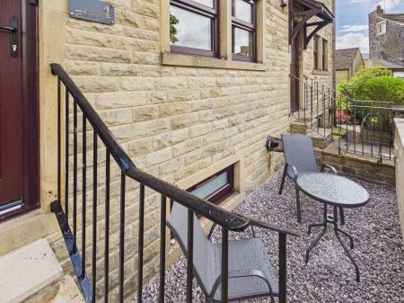 4 bedroom Town house to let in Crossley Place, Skipton, BD23