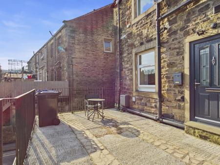 2 bedroom Flat to let in Church Street, Barnoldswick, BB18