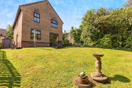 4 bedroom Detached house for sale in Ffordd Taliesin, Killay, Swansea, SA2