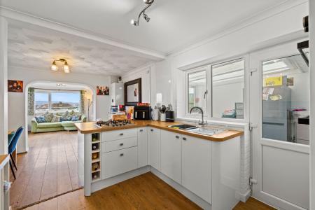 4 bedroom Detached house for sale in Heol Cae Copyn, Loughor, Swansea, SA4