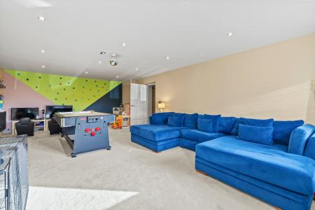 6 bedroom Detached house for sale in Whitestone Close, Mayals, Swansea, SA3