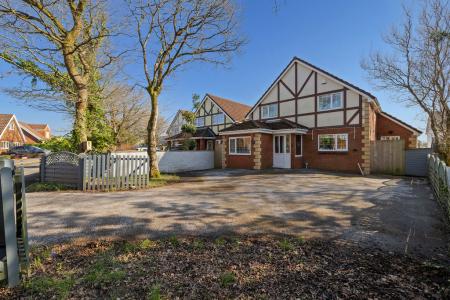 4 bedroom Detached house for sale in Clos Y Banc Yr Eithen, Gorseinon, Swansea, SA4