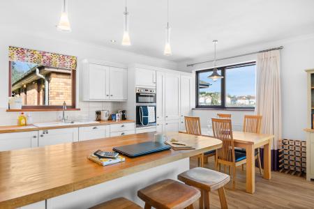 1 bedroom Flat to let in Heath Court, West Cross, Swansea, SA3