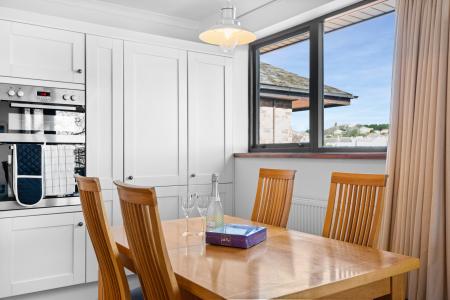 1 bedroom Flat to let in Heath Court, West Cross, Swansea, SA3