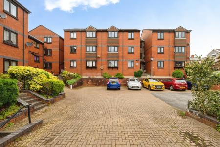 2 bedroom Flat for sale in Sarlou Court, Swansea, SA2