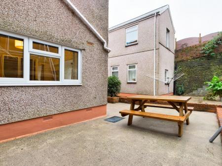 2 bedroom Flat to let in Penmaen Terrace, Uplands, Swansea, SA1