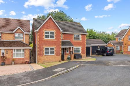 4 bedroom Detached house for sale in Clos Islwyn, Killay, Swansea, SA2