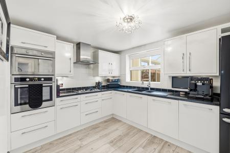 4 bedroom Detached house for sale in Clos Islwyn, Killay, Swansea, SA2