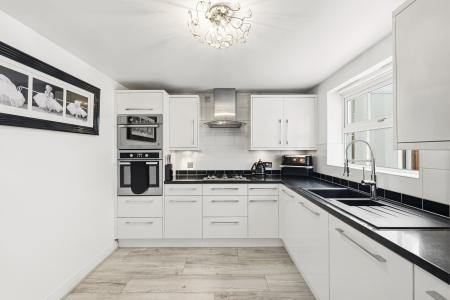4 bedroom Detached house for sale in Clos Islwyn, Killay, Swansea, SA2