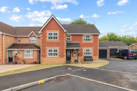 4 bedroom Detached house for sale in Clos Islwyn, Killay, Swansea, SA2