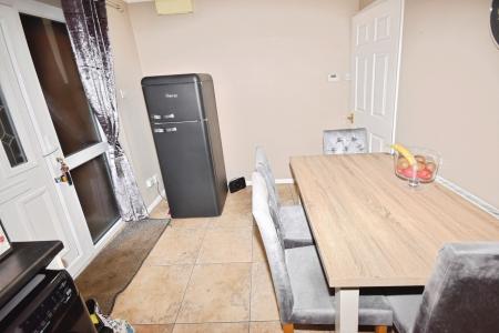 3 bedroom Semi-detached house to let in Bridle Close, Sleaford, NG34