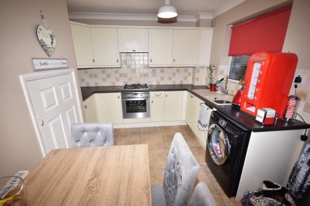 3 bedroom Semi-detached house to let in Bridle Close, Sleaford, NG34