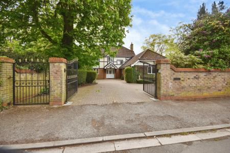 4 bedroom Detached house for sale in St. Edmunds Road, Sleaford