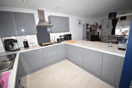 3 bedroom Semi-detached house for sale in Hoplands Road, Coningsby, Lincoln