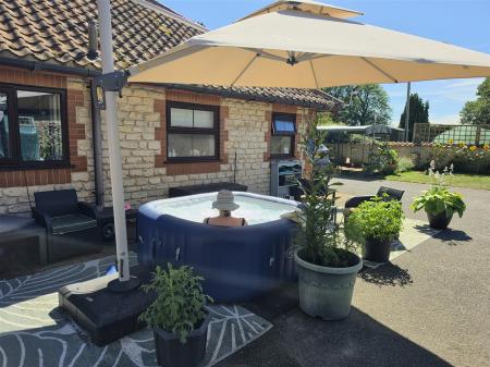 4 bedroom Detached bungalow for sale in Brauncewell, Lincoln