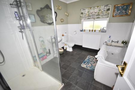 4 bedroom Detached bungalow for sale in Brauncewell, Lincoln