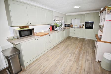 4 bedroom Detached bungalow for sale in Brauncewell, Lincoln