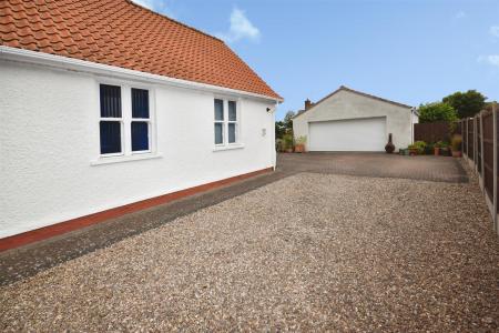 4 bedroom Detached bungalow for sale in Rectory Road, Ruskington, Sleaford